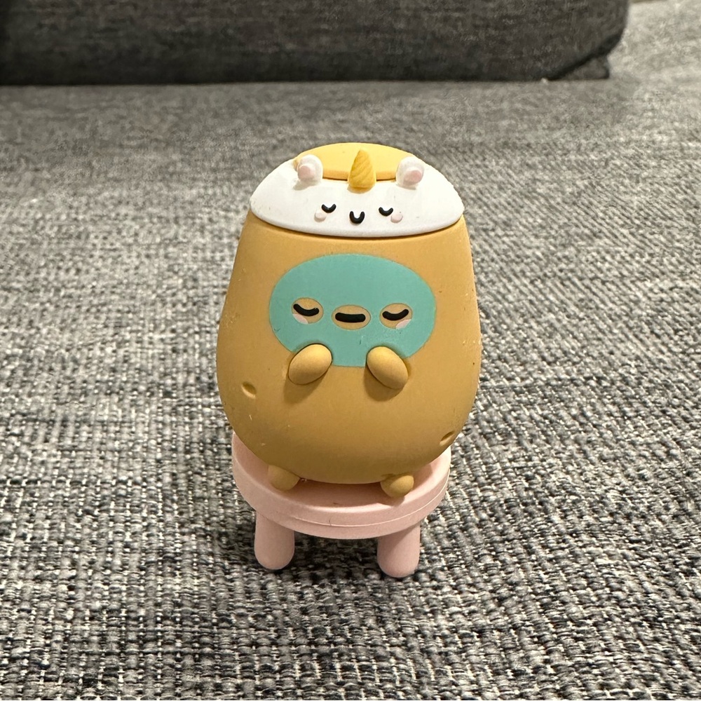 smoko friends bathroom blind box - tayto face mask